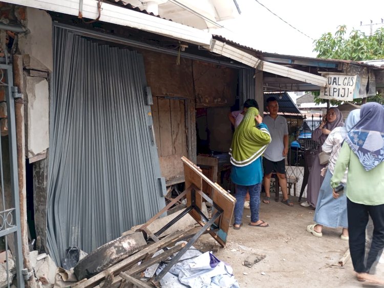 Kondisi warung pempek di Jalan Sultan M Mansyur Palembang hancur setelah ditabrak mobil kijang kapsul . (Fauzi/RMOLSumsel.id)