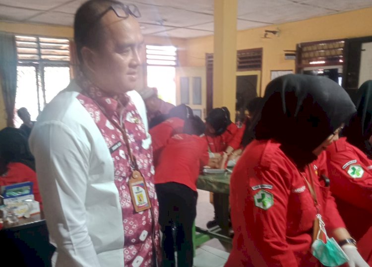 Kadinkes Muratara Tasman Majid saat meninjau proses sunatan masal di Desa Lubuk Emas/Foto:Alam