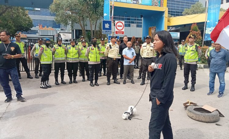 Gabungan Koalisi Organisasi Rakyat Sumatera Selatan menggelar aksi demonstrasi di depan gedung PLN S2JB/Foto: Dudi Oskandar