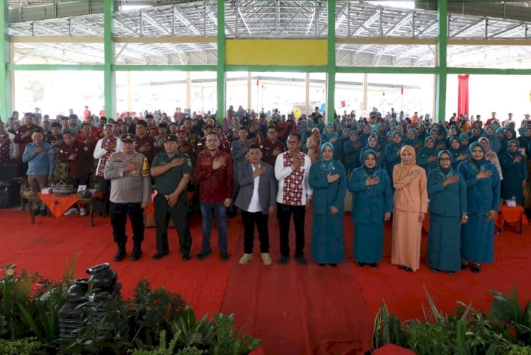 Bupati Muratara Devi Suhartoni foto bersama usai membuka kegiatan BBGRM dan HKG/Foto: Alam