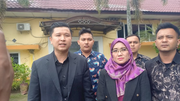 Mantan dosen Connie Pania Putri didampingi tim kuasa hukumnya usai menghadiri sidang mediasi di Disnaker Kota Palembang. (Deny Pratama/RMOLSumsel.id)