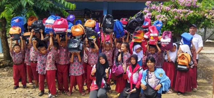 Pelajar SD dapat bantuan perlengkapan belajar dari PMI OKU/Foto:Amizon