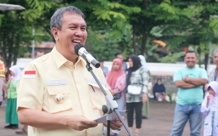 Pj Bupati Muara Enim Ahmad Rizali dalam kesempatan operasi pasar di Muara Enim, Maret 2024 lalu. (Prokopim ME/rmolsumsel)