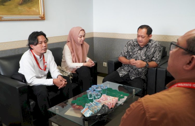 Tim penyidik pidsus Kejati Sumsel, menerima penitipan pengembalian kerugian negara sebesar Rp120 juta dari tersangka Harbal Fijar/Foto:Penkum Kejati Sumsel