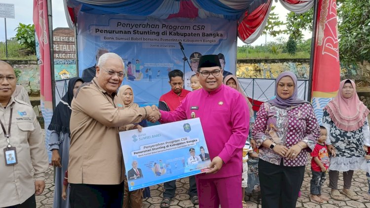 Bupati Bangka, M Haris serta Direktur Utama Bank Sumsel Babel, Achmad Syamsudin saat serahkan bantuan. (ist/rmolsumsel.id)