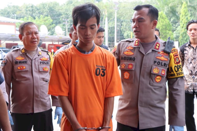 Tersangka pembunuhan siswi SMK di OKU Timur saat dihadirkan dalam press rilis/Foto:Amizon