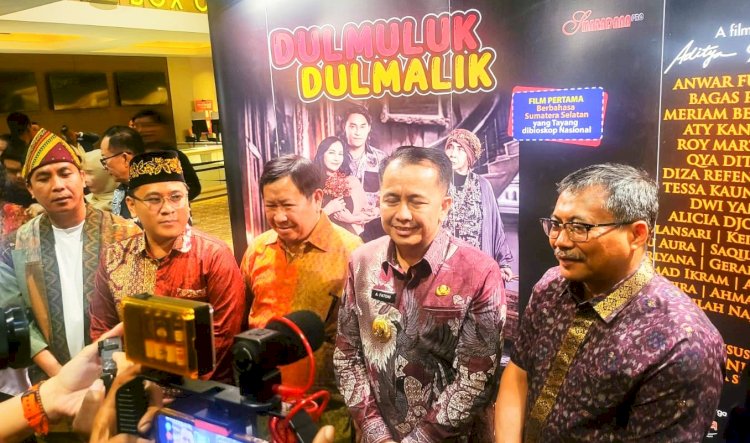 Sultan Palembang Darussalam, Sultan Mahmud Badaruddin (SMB) IV Jaya Wikrama RM Fauwaz Diradja SH M Kn, bersama Penjabat (Pj) Gubernur Sumatera Selatan (Sumsel) Agus Fatoni, menghadiri acara nonton bareng (nobar) perdana film 'Dul Muluk dan Dul Malik' di XXI OPI Mall Palembang/Foto: Dudi Oskandar