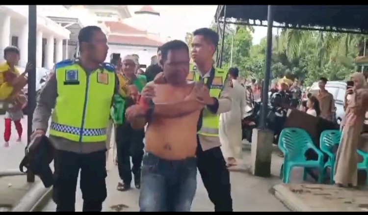 Pelaku Bagong ketika diamankan anggota polisi Polsek IB I Palembang yang sedang patroli di lokasi. (ist/rmolsumsel.id) 