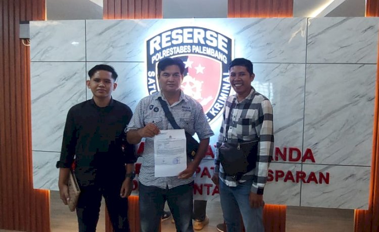 Kuasa hukum PT Reksa Finance Cabang Palembang Irwan Syahputra SH dan Devi Erlansyah SH menunjukkan bukti laporan polisi dihadapan wartawan/Foto: Fauzi