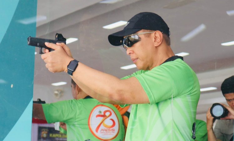 Kapolda Sumsel Irjen Pol Albertus Rachmat Wibowo dalam kegiatan lomba menembak/Foto:Humas Polda