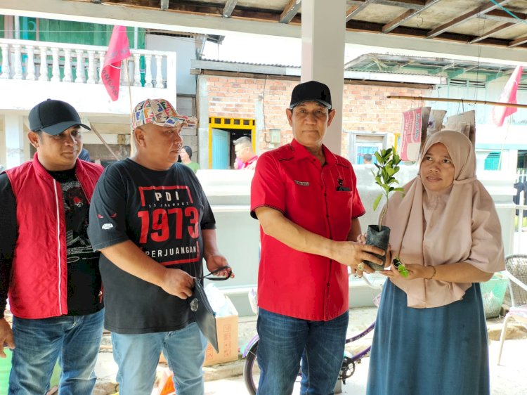 Pembagian bibit tanaman kepada masyarakat. (ist/rmolsumsel.id)