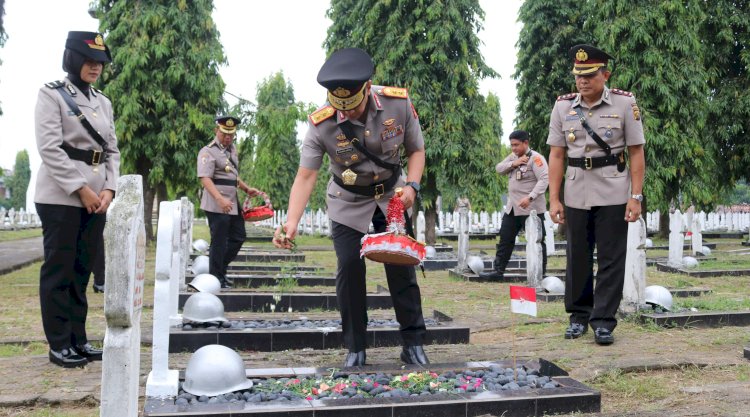 Kapolda Sumsel Irjen Pol A Rahmad Wibowo melakukan tabur bunga di Taman Makam Pahlawan/Foto:Humas Polda Sumsel