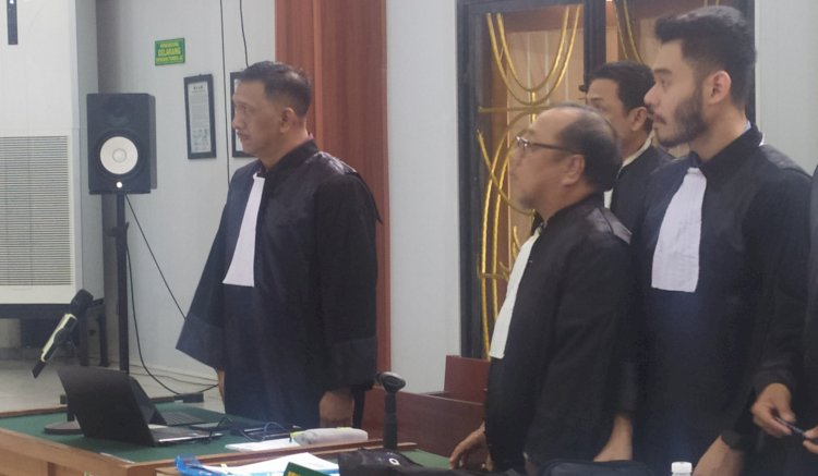 Kuasa Hukum terdakwa hendri Zainuddin, I Gede Pasek Suardika bersama tim/Foto: Yosep Indra Praja