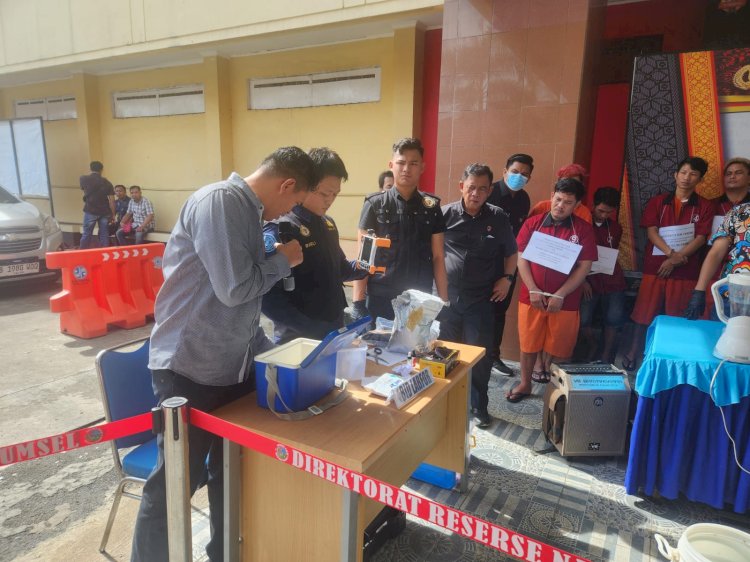  Pemusnahan barang bukti narkoba jenis sabu-sabu dan pil ekstasi yang dilakukan Ditresnarkoba Polda Sumsel. (Fauzi/RMOLSumsel.id)