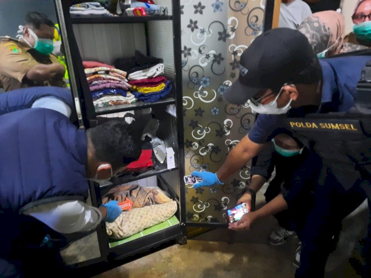 Kondisi jasad bayi yang disimpan dalam lemari kamar janda di Musi Rawas, Sumatera Selatan. (Dokumentasi Polisi)