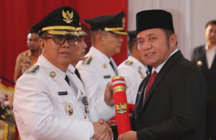 Pj Bupati Muara Enim Ahmad Rizali saat dilantik oleh Gubernur Sumsel periode 2018-2023, Herman Deru. (humas Prov Sumsel/rmolsumsel.id) 