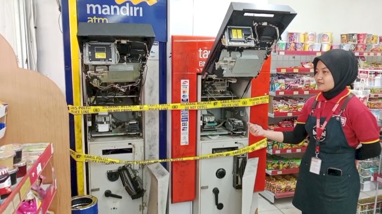 Garis Polisi terpasang di dua ATM di Alfamart di Jalan Tanjung Barangan yang dibobol maling /Foto: Fauzi