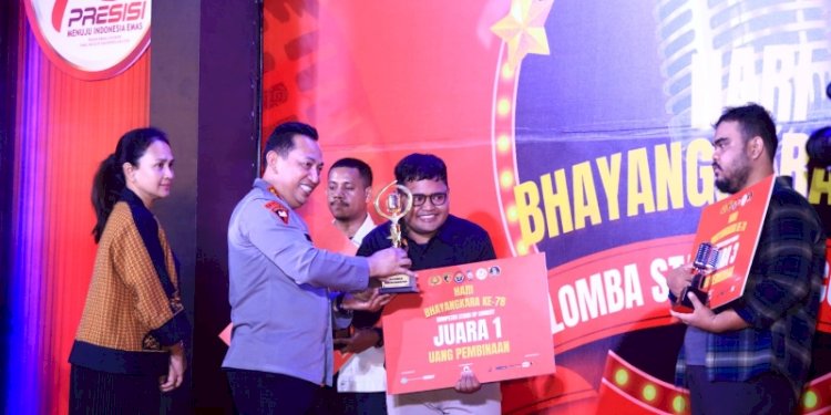 Kapolri Jenderal Listyo Sigit Prabowo menyerahkan hadiah juara 1 stand up comedy di Mall Kemang Village, Jakarta Selatan pada Selasa malam (25/6)/Ist