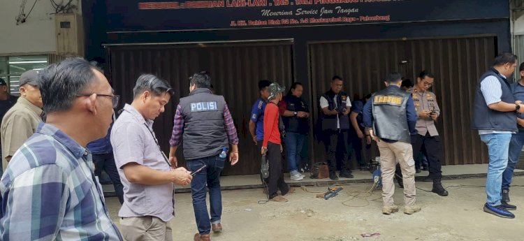 Tim gabungan Polrestabes Palembang dan Polda Sumsel saat melakukan pembongkaran ruko Distro. (fauzi/rmolsumsel.id) 