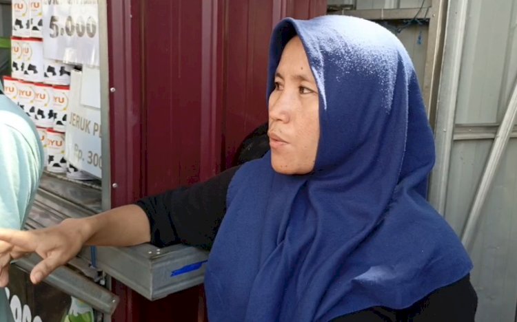 Siti Jamilah, warga sekitar ruko tempat pembunuhan debt collector. (Fauzi/RMOLSumsel.id)