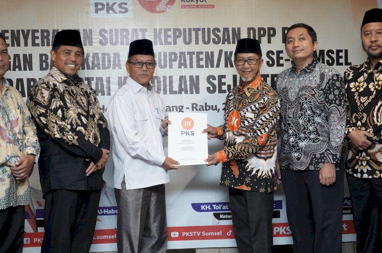 Penyerahan dukungan DPP PKS kepada Apriyadi sebagai Calon Bupati Muba periode 2024-2029. (ist/rmolsumsel.id) 