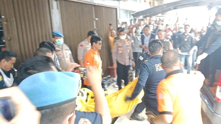 Evakuasi jenazah Anton Eksa Saputra (25) debt collector yang tewas dibunuh dan dicor di belakang ruko Disto 