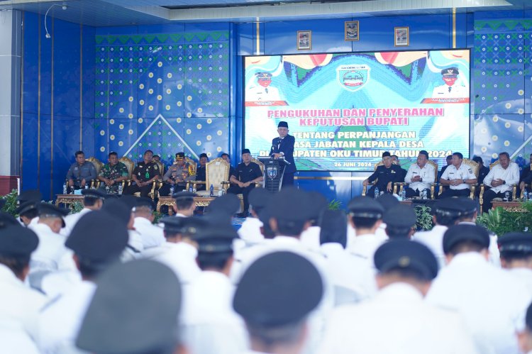Suasana penyerahan SK Perpanjangan Kades di OKU Timur/Foto: Amizon