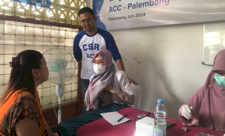 Brand Manager ACC Veteran Palembang, BhaReno Ajisaputra, saat kegiatan pemeriksaan dan pengobatan gratis di KBA 13 Ulu/Foto:Maya Hasan