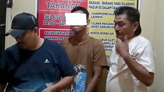 Pelaku (baju coklat) ketika diamankan anggota Unit Reskrim Polsek SU I Palembang/ist