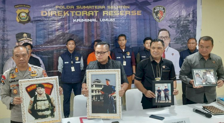  Direktur Reserse Kriminal Umum Polda Sumsel Kombes Pol M Anwar Reksowidjojo menunjukkan barang bukti Foto berseragam Brimob milik tersangka Agus Heriyanto/Foto: Fauzi