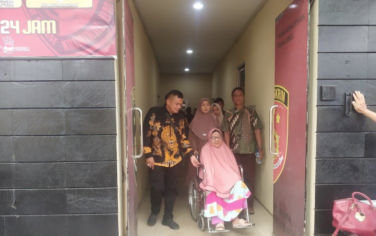 Nenek Kannu didampingi Kuasa Hukumnya M Novel Suwa dan anggota keluarga usai menjalani pemeriksaan di Polda Sumsel/Foto: Denny Pratama