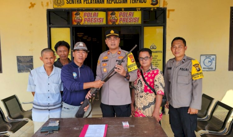 Warga menyerahkan temuan Senpi Rakitan ke Kapolsek BTS Ulu Iptu Jemmy Amin Gumayel. (ist/rmolsumsel.id) 