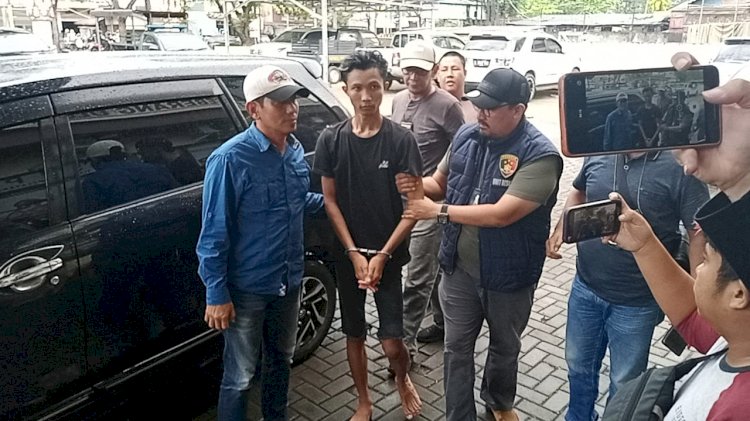 Pelaku Etot saat diamankan anggota Unit Reskrim Polsek SU I Palembang/Foto: Denny Pratama