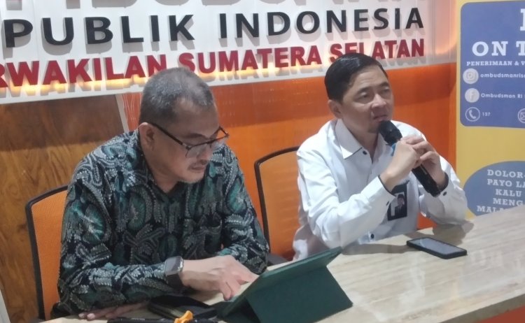 Kepala Ombudsman RI Perwakilan Sumsel M Adrian Agustiansyah didampingi Anggota Ombudsman RI  Indraza Marzuki Rais  di kantor Ombudsman RI Perwakilan Sumsel/Foto:Dudi Oskandar