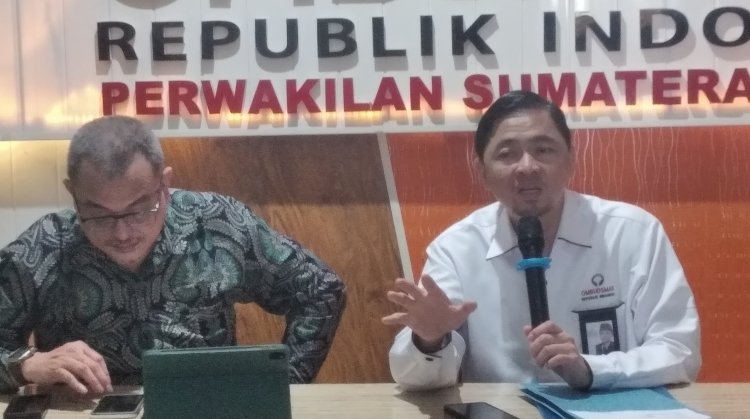 Kepala Ombudsman RI Perwakilan Sumsel M Adrian Agustiansyah didampingi Anggota Ombudsman RI Indraza Marzuki Rais di kantor Ombudsman RI Perwakilan Sumsel/Foto:Dudi Oskandar
