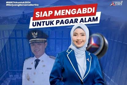 Baliho Bertha Edhar memakai jaket Demokrat/handout