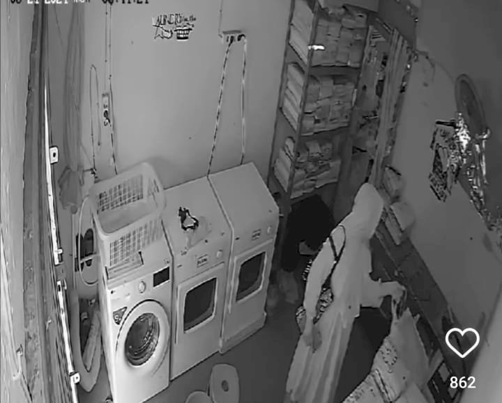 Rekaman CCTV merekam seorang wanita mencuri pakaian di tempat laundry di Jalan Betawi Raya, Kelurahan Lebong Gajah Kecamatan Sematang Borang Palembang/handout