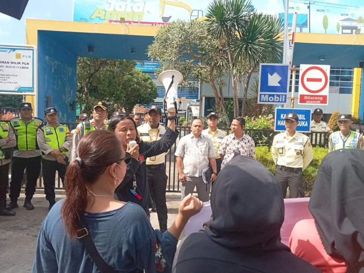 Gabungan Koalisi Rakyat Menggugat PT. PLN (Persero) saat demo di kantor PLN WS2JB di Jalan Kapten Arivai, Palembang, Jumat (28/6).(Dudy Oskandar/rmolsumsel.id)   