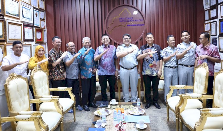 Bupati OKU Timur foto bersama rombongan PT Jasa Raharja/Foto: Kominfo OKU Timur