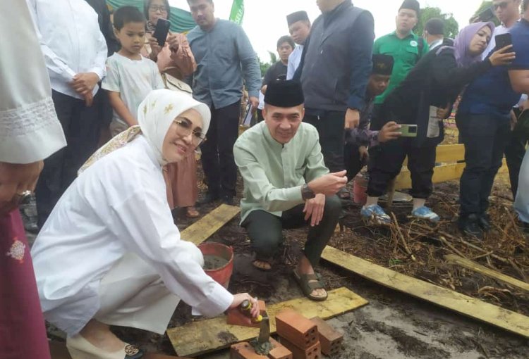 Ketua DPRD Sumsel D Hj RA Anita Noeringhati bersama Sekda Palembang Ratu Dewa melakukan peletakan batu pertama pembangunan Pondok Pesantren Minhajul Aulia/ist