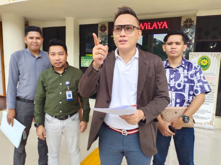  Kuasa hukum PT Chandra Sakti Utama Leasing Finance dari Tim Law Office Abadi Rasuan SH MH menunjukkan bukti gugatan yang dilayangkan ke Pengadilan Negeri Kelas I Palembang . (Fauzi/RMOLSumsel.id)