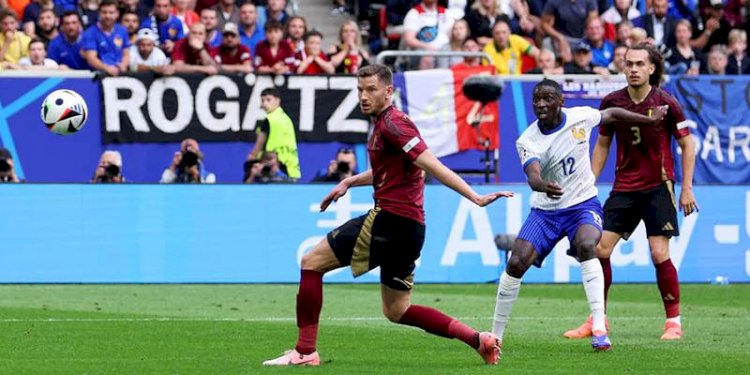 Momen tendangan Kolo Muani memantul ke kaki Vertonghen dan berbuah gol bagi Prancis saat menghadapi Belgia di babak 16 Besar Piala Eropa 2024, Senin (1/7)/Net