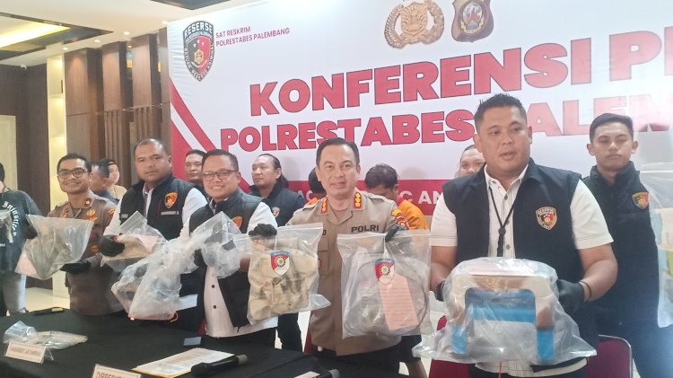 Kapolrestabes Palembang Kombes Pol Harryo Suggihartono saat menunjukan barang bukti.(Deni Pratama/RMOLSumsel.id)