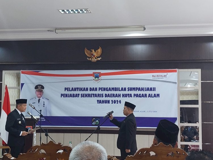 Pengambilan Sumpah/Pelantikan Dahnial Nasution sebagai PJ Sekda Kota Pagar Alam Menggantikan Rano Fahlesi Oleh Pj.Walikota Pagar Alam Selasa (2/7). (Taufik/RMOLSumsel.id)