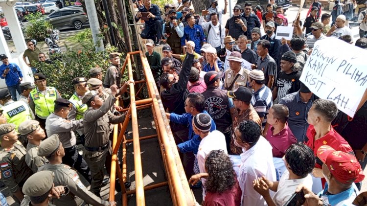 Ratusan aktivis, LSM,Ormas dan Wartawan melakukan aksi di kantor Bupata Muara Enim  untuk meminta Pj Bupati Ahmad Rizali mundur, Selasa (2/7).(Noviansyah/RMOLSumsel.id)