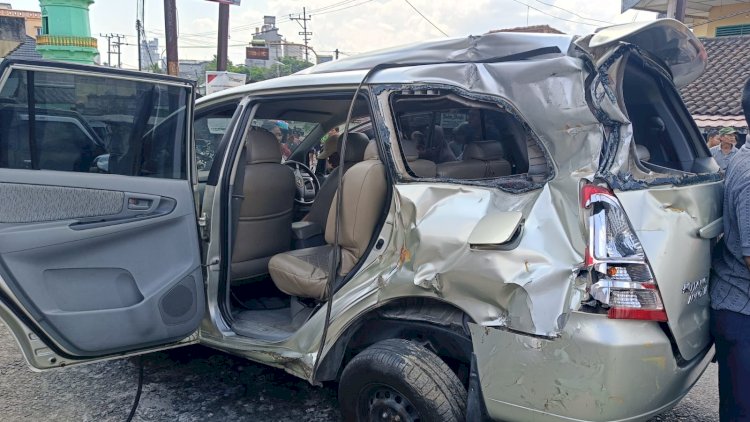 Kijang Inova yang membawa 7 penumpang mengalami ringsek akibat tertabrak Kereta Api Babaranjang/Foto:Humas Polres OKU