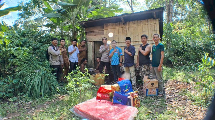Dinas Sosial Musi Rawas bersama Pemdes dan warga mengunjungi sekaligus memberikan bantuan sembako kepada Aliman. (ist/rmolsumsel.id) 