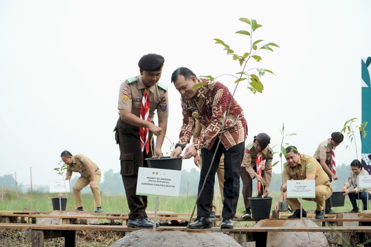 Pj Gubernur Sumsel Elen Setiadi melakukan penanaman pohon. (humas prov Sumsel/rmolsumsel.id) 