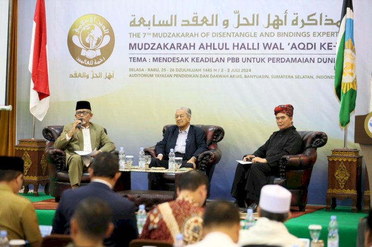 Mantan PM Malaysia, Mahathir Mohamad saat menghadiri pembukaan Muzakarah Ahlul Halli Wal Aqdi ke 7 di Yayasan Pendidikan dan Dakwah Akuis Talang Kelapa.  (humas Prov Sumsel/rmolsumsel.id) /