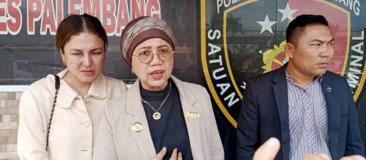  Kuasa Hukum Korban Nurmalah ketika diwawancarai awak media di Polrestabes Palembang. (Denny Pratama/RMOLSumsel.id)d